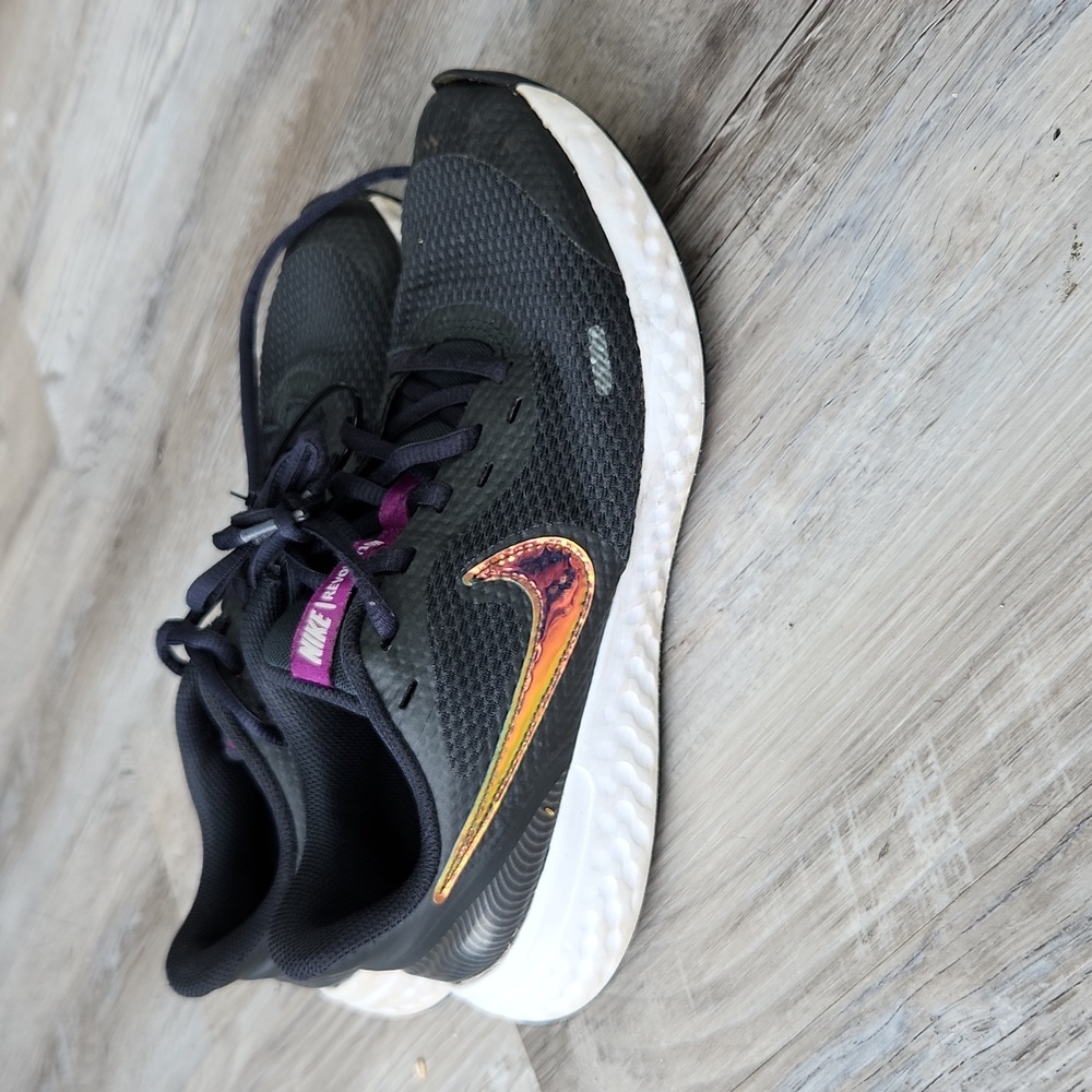 Nike Revolution. 6 Running  Sneaker Sz 5 Youth
